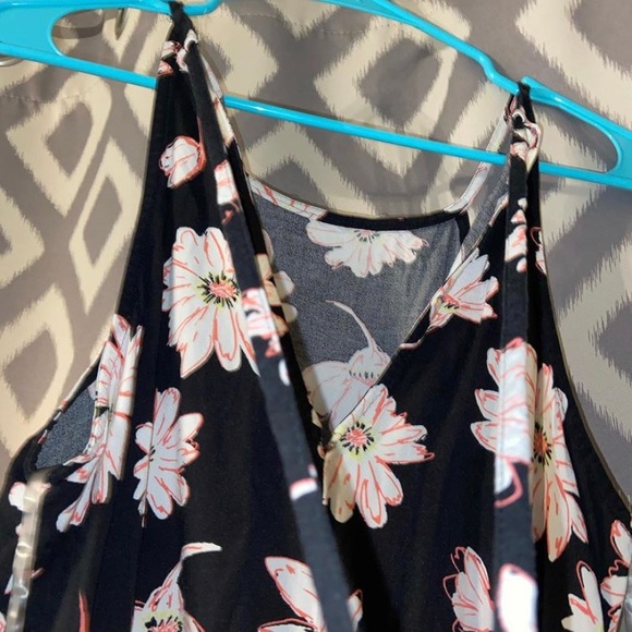 daisy patterned romper w pockets - Picture 2 of 4